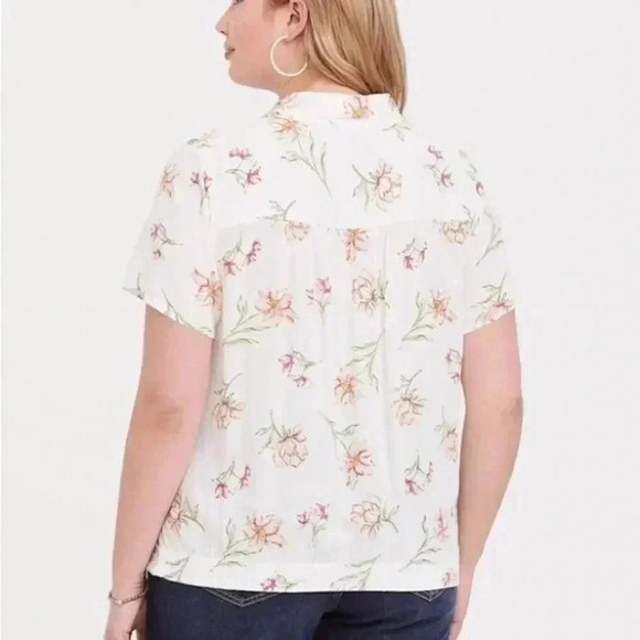 Torrid Ivory Floral  Crepe Button Blouse 2X - Picture 2 of 7